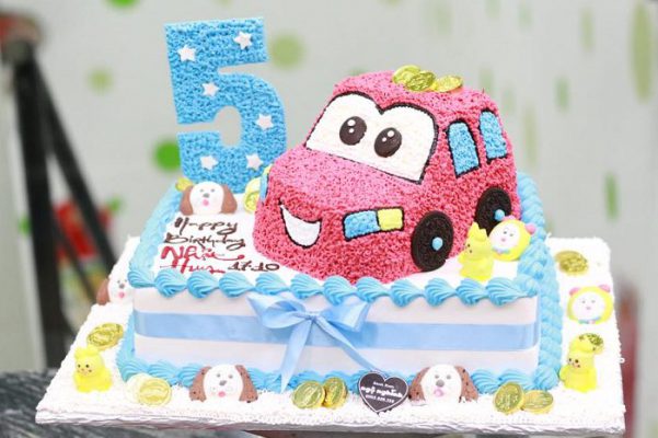 Bánh kem tạo hình xe hơi Mazda ngộ nghĩnh cho bé trai