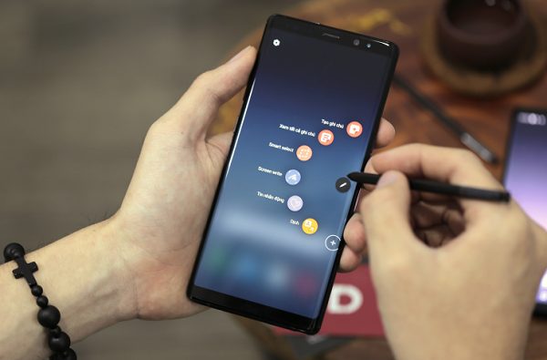 Màn hình Note 8 bị đốm đen có sao không?