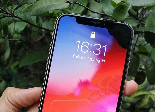 Màn hình iPhone Xs Max bị chảy mực do đâu, khắc phục thế nào