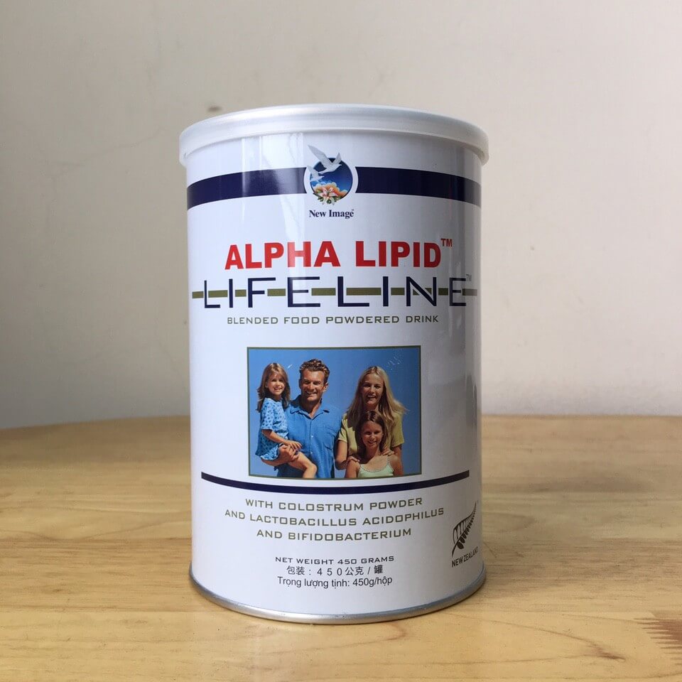 Để phát huy hết công năng của sản phẩm sữa non Alpha Lipid Lifeline. Đòi hỏi người tiêu dùng phải biết sử dụng đúng cách. Hôm nay bài viết sẽ mang đến cho các bạn những thông tin liên quan đến “hướng dẫn sử dụng sữa non Alpha Lipid Lifeline”. Hãy cùng theo dõi bài viết để hiểu rõ hơn về vấn đề này nhé! Tại sao lại lựa chọn sản phẩm sữa non Alpha Lipid Lifeline? Sản phẩm sữa non Alpha Lipid hiện nay là một trong những dòng sản phẩm được nhiều người tiêu dùng tin tưởng lựa chọn nhất. Một trong những nguyên do giúp cho dòng sản phẩm này có được chỗ đứng ổn định trên thị trường. Chúng ta phải nhắc đến thành phần dinh dưỡng, tác dụng mang lại và độ phù hợp của sản phẩm với tất cả lứa tuổi. Sữa non Alpha Lipid Lifeline nhập khẩu trực tiếp từ New ZeaLand và được sản xuất dưới dây chuyền công nghệ hiện đại. Chính vì lý do này đã giúp cho những dưỡng chất có trong sữa non không hề bị mất đi. Với thành phần từ thiên nhiên, an toàn đối với sức khỏe của người tiêu dùng. Vì thế chúng ta không cần quá ngạc nhiên khi sản phẩm này mang lại hiệu quả tốt cho mọi đối tượng sử dụng. Hinh Hướng dẫn sử dụng sữa non Alpha Lipid Lifeline Sản phẩm sữa non Alpha Lipid Lifeline không những sử dụng được cho trẻ nhỏ, người trưởng thành, người già. Mà còn sử dụng được cho những đối tượng đang gặp vấn đề với sức khỏe. Hay những người phải đối mặt với nguy cơ lão hoá xương, những người mắc bệnh mãn tính. Nếu như chúng ta biết sử dụng sản phẩm sữa non Alpha Lipid Lifeline nhập khẩu trực tiếp từ New ZeaLand đúng cách thì chắc chắn sẽ mang lại hiệu quả vô cùng tốt. Trước khi sử dụng sản phẩm sữa non Alpha Lipid Lifeline các bạn nên lắc đều hộp sữa. Việc làm này sẽ giúp trộn đều các thành phần dinh dưỡng có ở trong sữa non. Một lưu ý nữa là bạn nhớ pha sữa non Alpha Lipid với nước sôi để nguội tầm 30 độ C. Nếu như pha sữa non ở nhiệt độ quá cao sẽ làm mất đi một số dưỡng chất dinh dưỡng vốn có trong sữa. hinh Liều lượng sử dụng sản phẩm sữa non Alpha Lipid Lifeline Theo như những chuyên gia dinh dưỡng khuyên dùng. Sử dụng sản phẩm sữa non Alpha Lipid Lifeline trong khi bụng đói hoặc trước bữa ăn 30 phút sẽ đem lại hiệu quả tốt nhất. Đối với trẻ em dưới 36 tháng tuổi thì sữa mẹ chính là nguồn dinh dưỡng quý giá và tuyệt vời nhất. Nếu như bà mẹ nào đang gặp phải tình trạng khó khăn trong việc tiết sữa để cho con bú. Và muốn tìm một sản phẩm sữa non chất lượng để bổ sung thêm cho trẻ những nguồn dinh dưỡng cần thiết. Thì cần tham khảo ý kiến của các bác sĩ và chuyên gia dinh dưỡng nhé! Đối với trẻ em từ 3 đến 5 tuổi thì sử dụng liều lượng sữa non Alpha Lipid bằng ½ của người trưởng thành. Đối với trẻ em từ 5 tuổi trở lên và người lớn mỗi ngày sử dụng từ 1 đến 2 lần. Mỗi lần pha 1,5 muỗng bột sữa non Alpha Lipid Lifeline với 150ml nước sôi đã để nguội. Đối với những người có vấn đề về sức khỏe (như bệnh nặng, loãng xương, tiểu đường, huyết áp, tim mạch, sỏi thận,…)Tuần đầu tiên mới sử dụng sản phẩm sữa non Alpha Lipid Lifeline thì nên sử dụng liều lượng bằng 1/3 của những người bình thường. Mỗi ngày dùng 3 lần và mỗi phần pha ½ muỗng sữa Alpha Lipid Lifeline với 50ml nước. Sau thời gian một tuần thì có thể sử dụng liều lượng như những người bình thường khác. Hinh Mua sữa non Alpha Lipid Lifeline chính hãng ở đâu? Mua sữa non Alpha Lipid Lifeline chính hãng ở đâu có lẽ là một trong những câu hỏi khiến nhiều người tiêu dùng băn khoăn nhất. Hiện nay trên thị trường tình trạng hàng giả, hàng nhái ngày càng phức tạp hơn trước. Điều này đã khiến không ít người tiêu dùng cảm thấy băn khoăn và lo lắng khi chọn mua sữa non. Nếu như chẳng may mua phải một sản phẩm kém chất lượng thì hậu quả để lại sẽ rất lớn. Không những bị mất tiền của mà còn ảnh hưởng đến sức khoẻ của người tiêu dùng. Vậy làm thế nào để khắc phục được tình trạng này? Điều đầu tiên bạn phải trở thành một người tiêu dùng thông thái và biết lựa chọn những địa chỉ bán hàng uy tín. Hiện nay những địa chỉ phân phối chính hãng sữa non Alpha Lipid Lifeline nhập khẩu trực tiếp từ New ZeaLand đã có mặt trên đất nước ta. Vì thế các bạn có thể đến trực tiếp tại những địa chỉ này để chọn mua. Hoặc chọn hình thức mua gián tiếp qua các website chính hãng. Ngoài ra, các bạn có thể tham khảo địa chỉ bán sữa non chính hãng của suanon.com.vn. Đây là một trong những địa chỉ bán hàng được rất nhiều khách hàng tin tưởng lựa chọn. Với thái độ phục vụ nhiệt tình của nhân viên và phong thái làm việc nhanh chóng. Chắc chắn không khiến người tiêu dùng phải cảm thấy thất vọng. Người tiêu dùng cũng có thể mua sữa non Alpha Lipid Lifeline qua các trang thương mại điện tử. Hinh Gợi ý cách bảo quản sản phẩm sữa non Alpha Lipid Lifeline Ngoài cách sử dụng sản phẩm sữa non Alpha Lipid Lifeline thì cách bảo quản sữa Alpha Lipid cũng được rất nhiều người tiêu dùng quan tâm Các bạn nên bảo quản sữa non Alpha Lipid Lifeline trong môi trường thoáng mát. Tránh xa những nơi ẩm ướt và tránh xa ánh nắng mặt trời. Sau khi sử dụng sản phẩm cần đóng kỹ nắp sản phẩm lại. Trên đây là những thông tin liên quan đến hướng dẫn sử dụng sữa non Alpha Lipid Lifeline. Hy vọng với những thông tin này sẽ giúp cho người tiêu dùng sử dụng sữa non Alpha Lipid có hiệu quả hơn.
