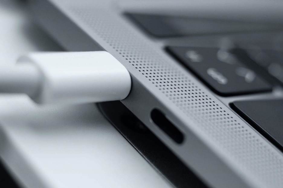 Cắm sạc macbook liên tục có sao không? Cần lưu ý gì khi sử dụng?