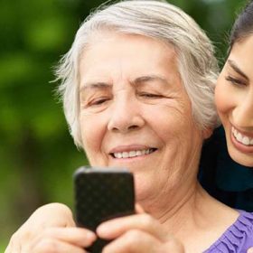 Mách bạn kinh nghiệm mua điện thoại cho người già phù hợp