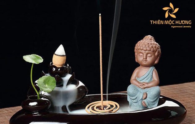 Có nên đốt trầm hương trên bàn thờ không?